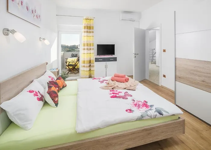 Vikendica Gorgeous In With Wifi Valtura